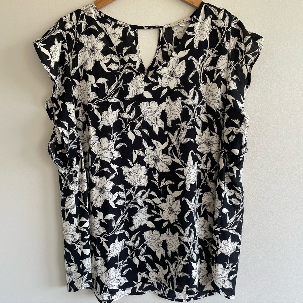 Beacon Women's Black & Cream Floral V-Neck Blouse Size XXL